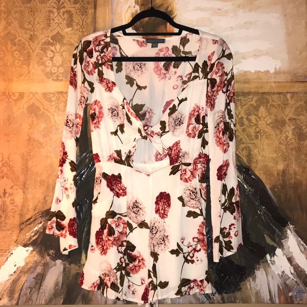 NWOT 🌺 Kendall & Kyle Romper